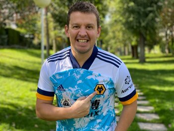 Mariano Longo con la camiseta