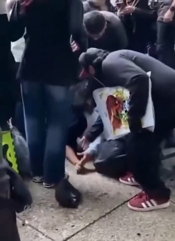 Un joven cayó de un árbol en Reforma durante el Show Run de Checo Pérez, personas lo ayudaron a levantarse (X/ @Gposiadeoficial)