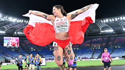 La corredora polaca que es furor en París 2024 por sus exuberantes tatuajes: el peculiar saludo que se volvió viral