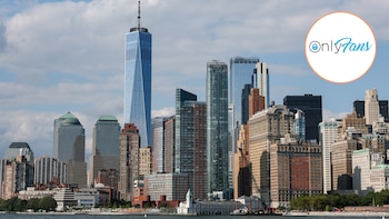 Vista panorámica de rascacielos en Nueva York junto al agua con el logotipo de OnlyFans dentro de un círculo en la esquina superior derecha