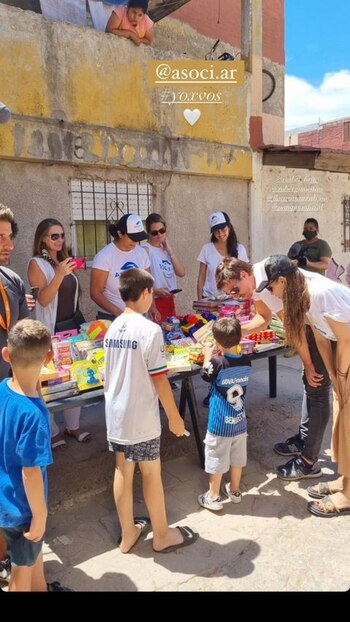 Pampita repartiendo juguetes en Fuerte