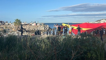 La Policía carga contra manifestantes en Ceuta tras quemar asentamientos de migrantes en la playa