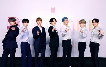 El grupo surcoreano BTS posa