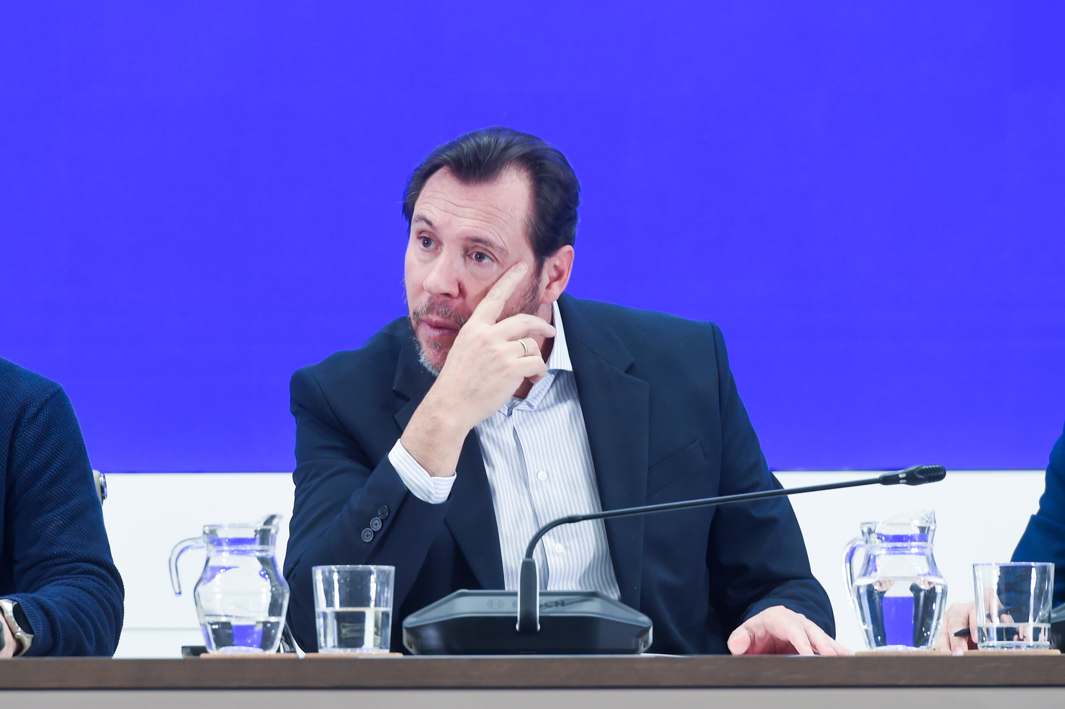 El ministro de Transportes y Movilidad Sostenible, Óscar Puente, junto al director de Tráfico de Adif, Ángel García de la Bandera, y al director de Operaciones de Renfe, José Alfonso Gálvez, durante una rueda de prensa, en el Ministerio de Transportes y Movilidad Sostenible, a 21 de enero de 2026, en Madrid (España). (Gustavo Valiente/Europa Press)