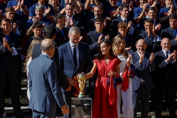 Los reyes Felipe VI y doña Letizia, la princesa de Asturias y la infanta Sofía, reciben este lunes en el Palacio de la Zarzuela a la selección española masculina de fútbol, tras proclamarse ayer campeones del mundo derrotando en la final a Argentina. EFE/Daniel González