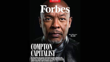 Portada de la revista Forbes con un primer plano del rostro de Dr. Dre, quien luce una perilla gris y una chaqueta de cuero negra