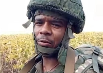 Juan Carlos Ávila Espaillat posa con indumentaria militar en una publicación difundida en sus redes sociales tras incorporarse a las fuerzas rusas (Cortesía: Juan Carlos).