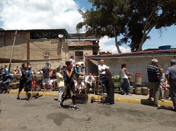 Caraqueños esperan comprar gas propano