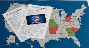 Mapa de Estados Unidos con los estados de Ohio, Oklahoma, Florida y Nuevo México resaltados, junto a dos pólizas de seguro de salud y una tarjeta de Obamacare.