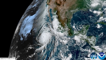 Genevieve presentó vientos sostenidos de entre 241 y 250 km/h y avanzó hacia el oeste-noroeste, según el Centro Nacional de Huracanes (NOAA)