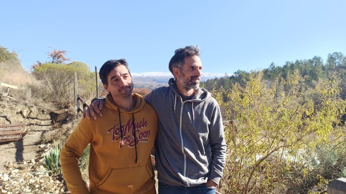 Matías junto a Germán, su socio de la constructora @100tConstrucciones, que ya levantó 70 casas en Umepay