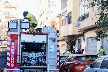 Varias unidades de los servicios de emergencias y cuerpos policiales actúan en las inmediaciones del bar, donde se han producido las dos explosiones, donde ha fallecido una persona y tres se encuentran heridos
