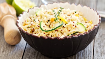 Ensalada de quinoa y calabacín: una receta saludable, fácil de hacer, rápida y saciante