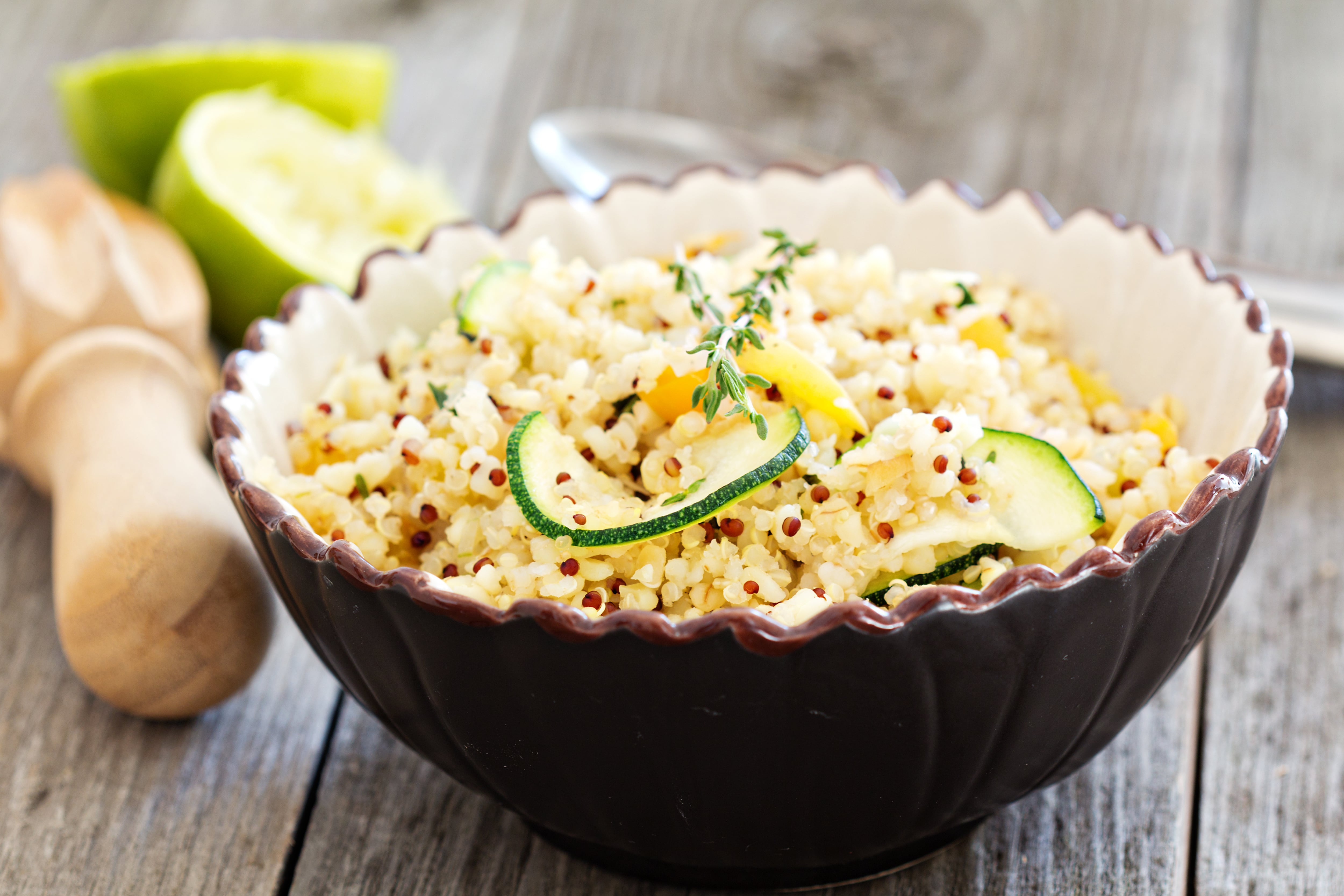 Ensalada de quinoa y calabacín: una receta saludable, fácil de hacer, rápida y saciante