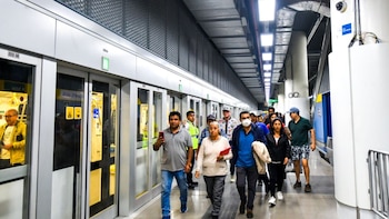 En las líneas 1 y 2 del Metro de Lima está prohibido descender a las vías; los usuarios deben permanecer dentro de los vagones hasta recibir indicaciones oficiales - Créditos: ATU.