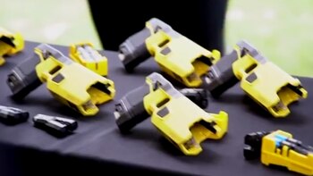 Así son las pistolas taser que se usan en las estaciones de tren