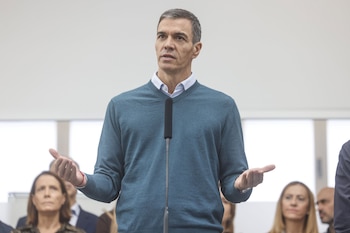 20/10/2026 El presidente del Gobierno, Pedro Sánchez, atiende a los medios durante una visita al Puesto de Mando Avanzado por la dana Adam, a 20 de octubre de 2026, en Oliva, Valencia, Comunidad Valenciana (España). El temporal causado por la dana Adam ha provocado tres fallecidos en la Comunitat Valenciana: un hombre de unos 64 años en un camping de Oliva (Valencia); una mujer de 79 años con movilidad reducida hallada muerta en su casa, también en Oliva, y otra mujer que perdió la vida este pasado domingo tras meterse en el mar en la localidad valenciana de Sagunt.
POLITICA
Rober Solsona - Europa Press