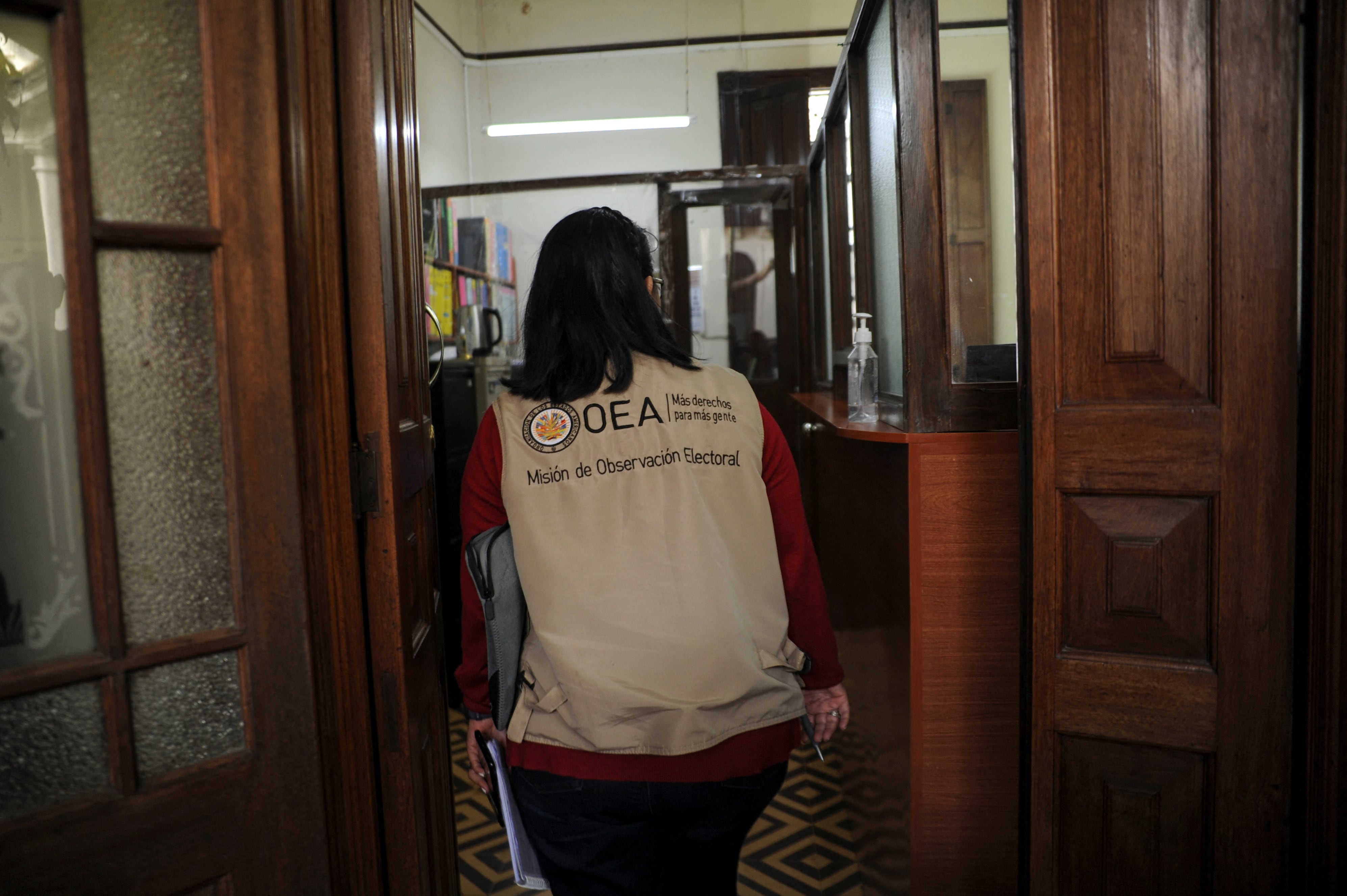 Una miembro de la misión de observación electoral de la Organización de los Estados Americanos (OEA)