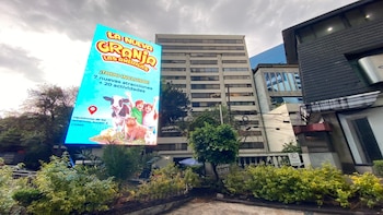 La colocación de un tótem publicitario ilegal desata protestas vecinales en Ciudad de México