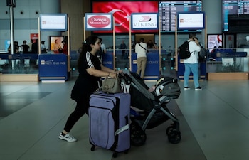FOTO DE ARCHIVO. La ciudadana estadounidense Nadine El Shab abandona la terminal de llegadas del aeropuerto de Estambul con su bebé tras su evacuación en un vuelo fletado por el gobierno estadounidense desde el Líbano, país azotado por la guerra, en Estambul, Turquía. 9 de octubre de 2024. REUTERS/Dilara Senkaya