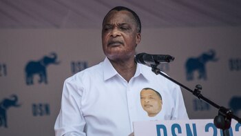Nguesso mira desafiante a sus