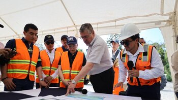 El presidente Arévalo supervisa el avance de obras viales y aeroportuarias en Petén