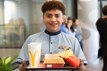 McDonald’s México adquiere cada año más de seis mil toneladas de carne para abastecer su operación en el país. McDonald’s México informa que 70% de sus proveedores produce en territorio nacional como parte de su estrategia de proveeduría local.McDonald’s México opera una cadena de suministro que inicia en el campo mexicano y pasa por plantas de producción y centros de distribución para abastecer restaurantes en el país. (Cortesía McDonald’s México)