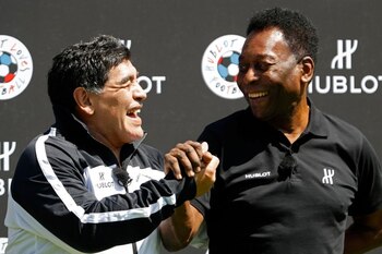 Pelé junto a Diego Maradona