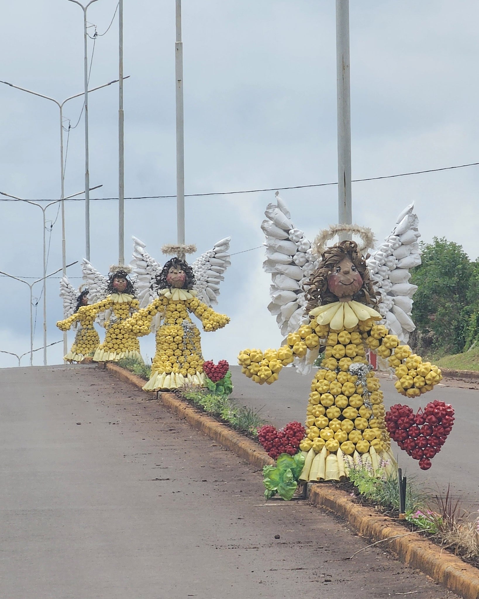 Figuras gigantes de ángeles decoran el boulevard de acceso a Capioví