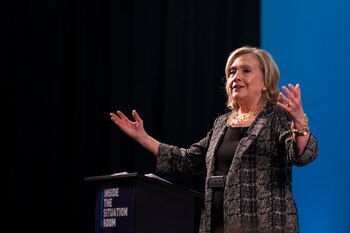 Hillary Clinton da clases en