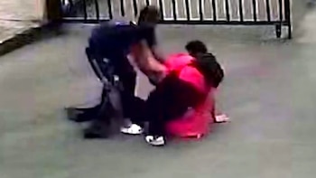 Un joven se enfrentó a golpes a un presunto delincuente que intentó asaltarlo por la espalda en la urbanización Amauta, en San Juan de Miraflores - Créditos: Captura de pantalla de América TV.