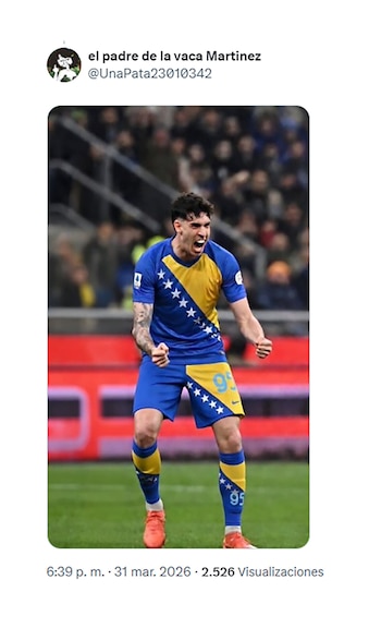 Fotografía de un futbolista con camiseta y pantalones cortos azules y amarillos, con estrellas blancas, gritando y apretando los puños en un campo de fútbol