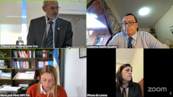 Pantalla dividida mostrando a cuatro personas en una videollamada judicial. Incluye un hombre con traje, otro con camisa, y dos mujeres, con etiquetas de sus roles o nombres