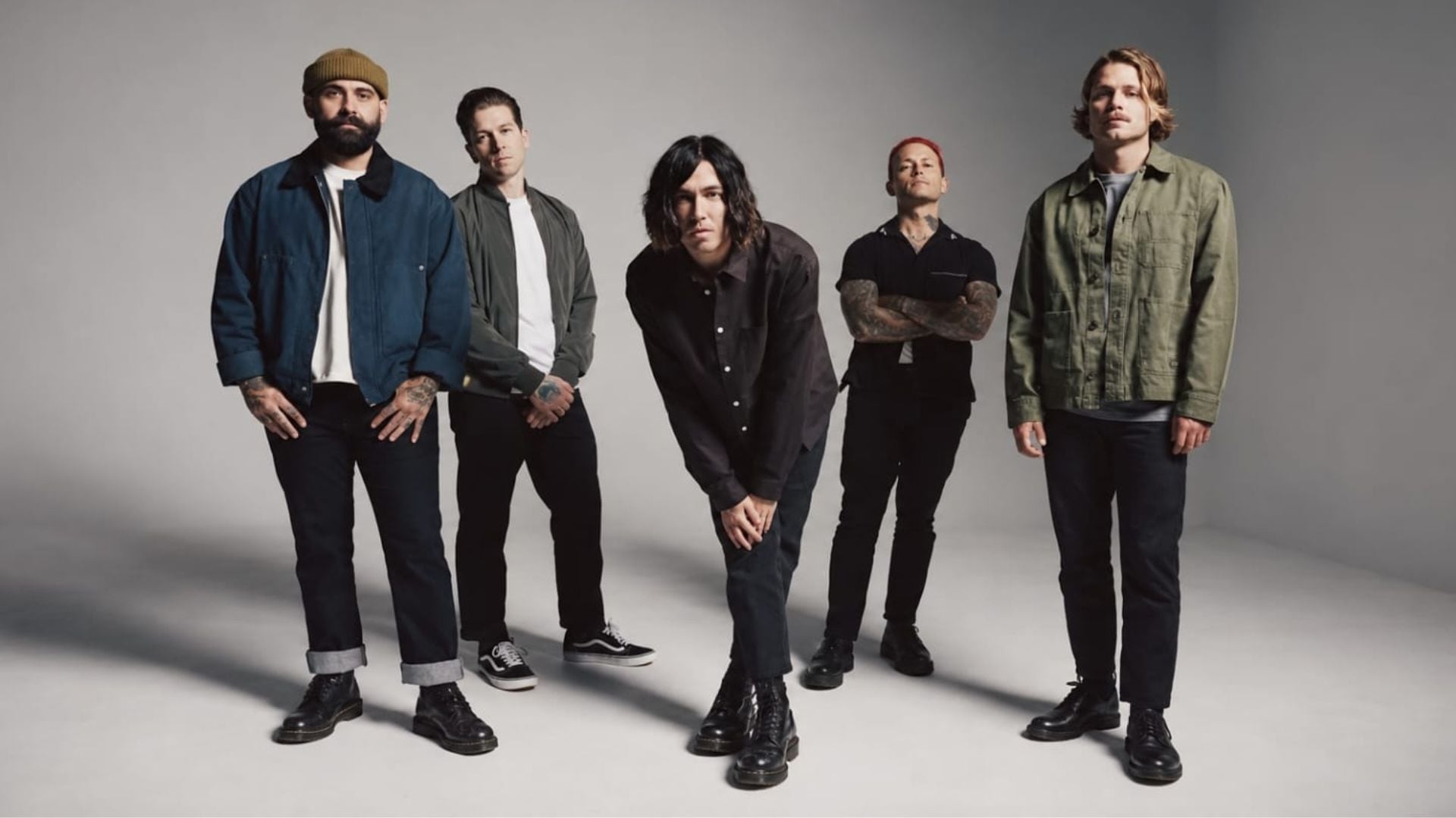 Los integrantes de la banda estadounidense de rock Sleeping With Sirens posan antes de su regreso a Lima, Perú.