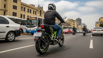 Motos eléctricas usadas como transporte informal generan preocupación por falta de fiscalización. (Foto: Infobae Perú Visuales IA)