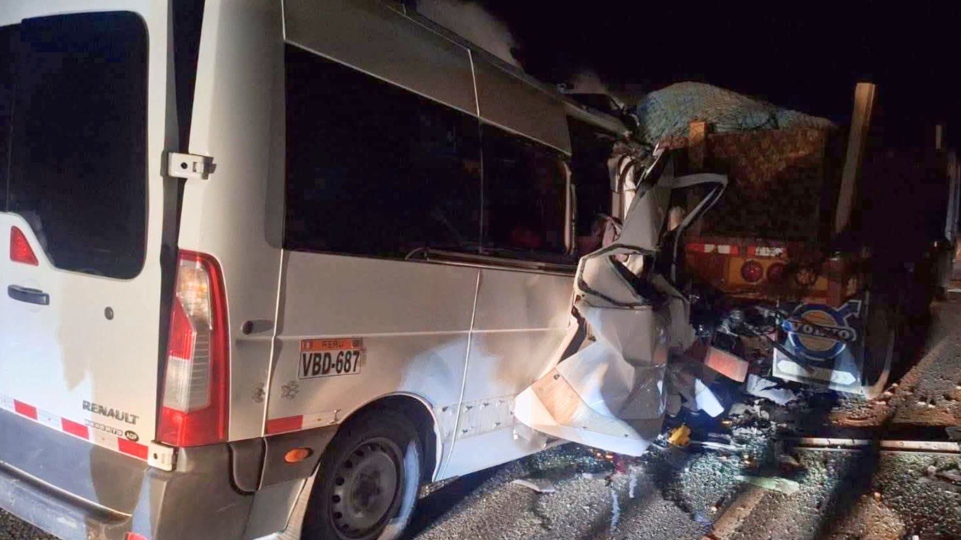 Tragedia en Cusco: choque entre miniván y tráiler deja 13 fallecidos