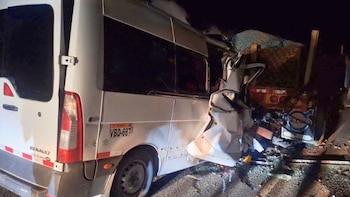 Nueve personas fallecieron y seis resultaron heridas tras el violento choque entre una minivan y la parte posterior de un camión remolque en la provincia de Espinar - Créditos: Noticias del Dia Puno Juliaca.