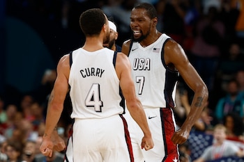 Stephen Curry celebra junto a Kevin Durant. Estados Unidos sufrió para derrotar a Serbia en las semifinales de los Juegos Olímpicos de París 2024 (REUTERS/Evelyn Hockstein)
