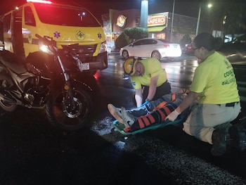Un colisión entre una motocicleta y un sedán dejó a un conductor con un trauma en el miembro inferior izquierdo en la 29 calle poniente. (Foto cortesía Cruz Verde)