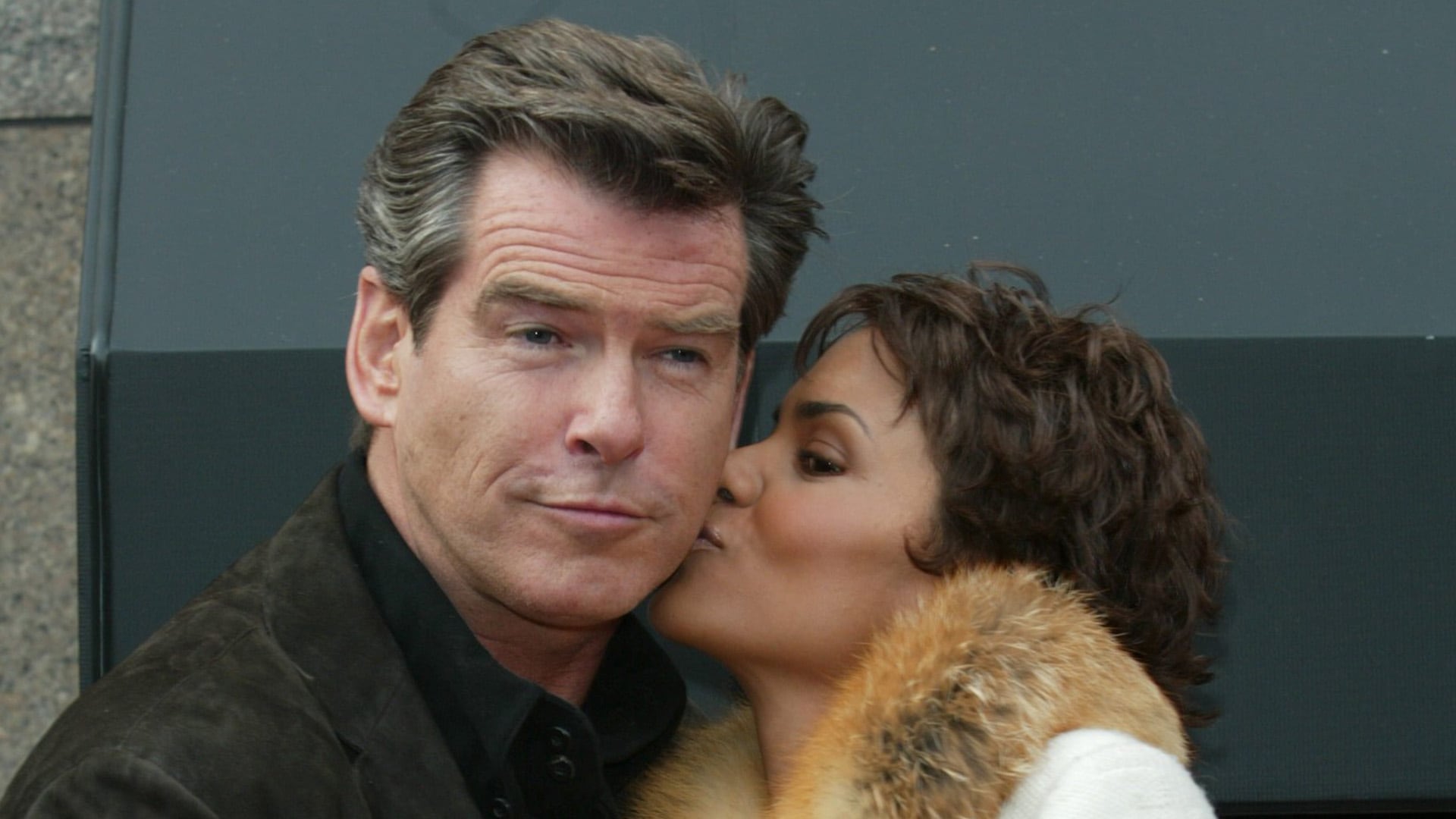 Pierce Brosnan junto a Halle Berry en