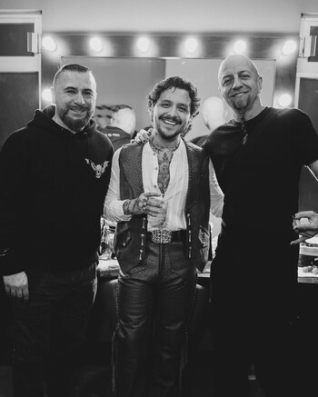 Christian Nodal publicó fotos incluso