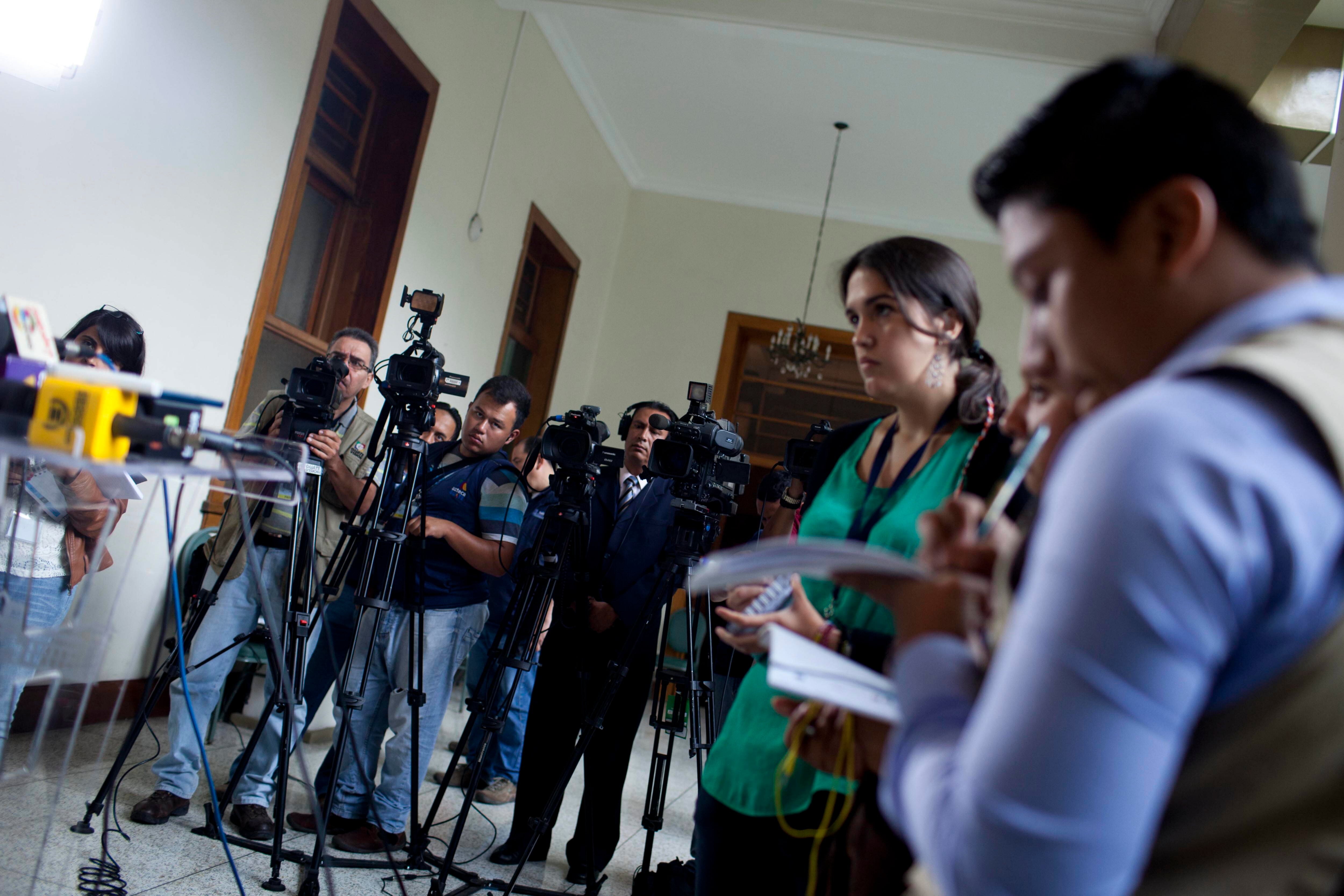 Imagen de referencia de periodistas guatemaltecos en el ejercicio de su labor. /(EFE/Saúl Martínez/Archivo)