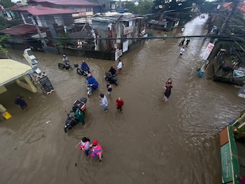 La Policía Nacional de Filipinas indicó anoche que, según los datos preliminares recabados gracias a las comunicaciones internas, al menos 375 personas han perdido la vida a lo largo de las islas por donde transitó Rai, el tifón más mortífero en años en llegar al país. EFE/EPA/FRANCIS R. MALASIG