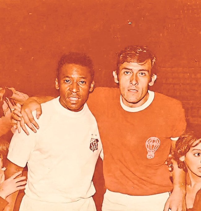 Una foto histórica de Roque Avallay junto a Pelé en un Huracán-Santos