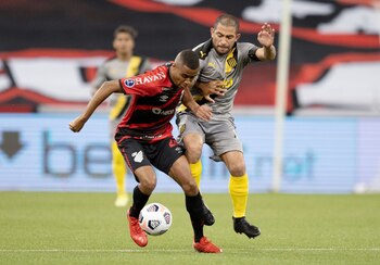 Atlético Paranaense eliminó a Peñarol