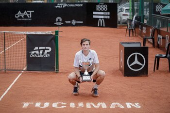 Luciano Ambrogi con el trofeo logrado en el AAT Challenger edición Tucumán