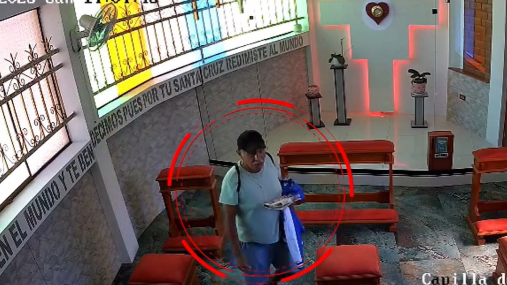 Un hombre fue captado por las cámaras de seguridad mientras sustraía una banca de la capilla de adoración de la parroquia San Francisco de Asís en Chimbote - Créditos: Captura de pantalla de Latina.