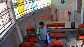 Un hombre fue captado por las cámaras de seguridad mientras sustraía una banca de la capilla de adoración de la parroquia San Francisco de Asís en Chimbote - Créditos: Captura de pantalla de Latina.