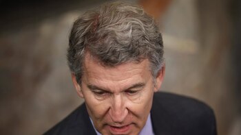 Feijóo promete ante mujeres de guardias civiles a "erradicar" el narcotráfico con más medios: "Vamos a por vosotros"