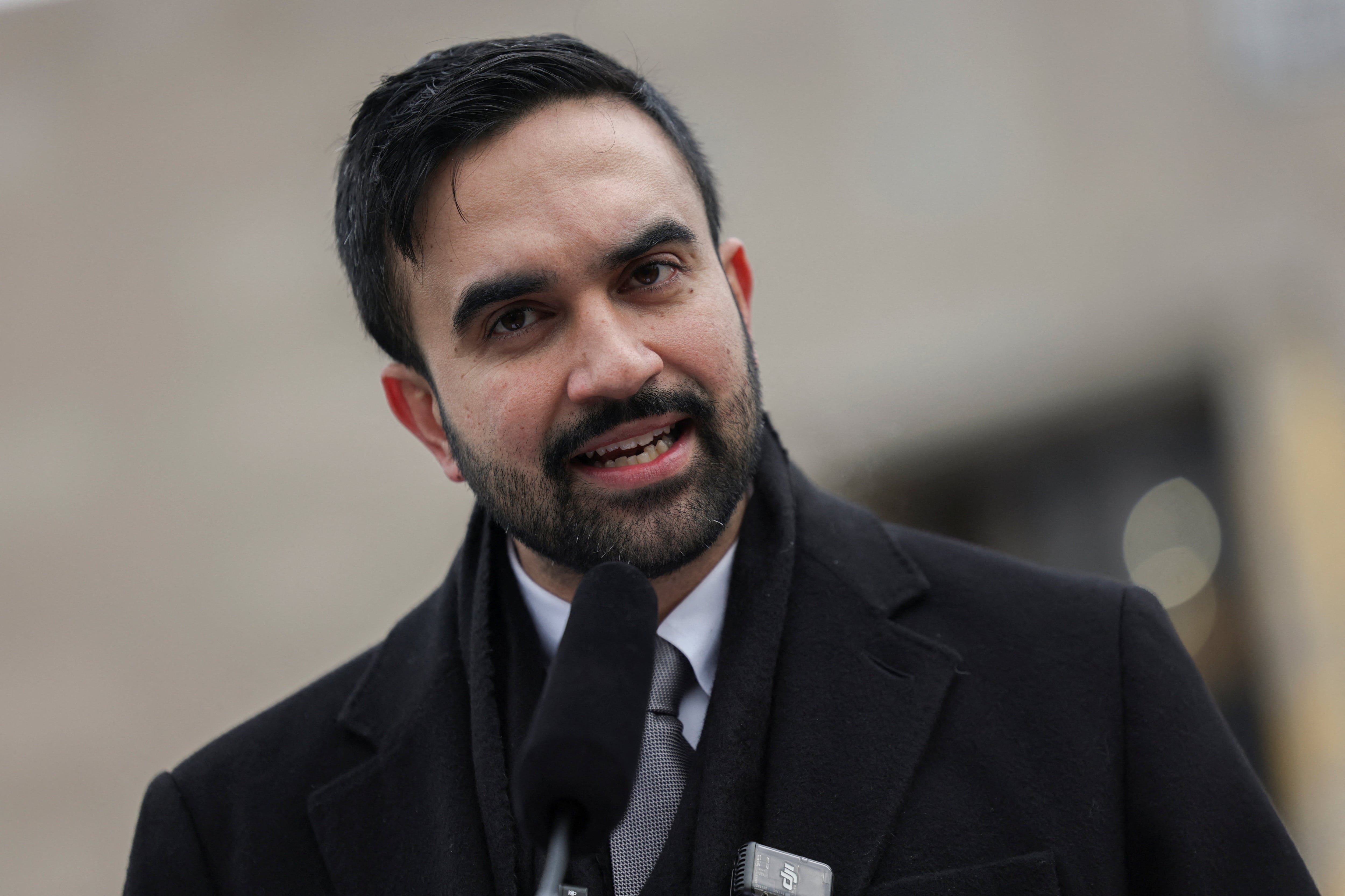 La nueva ley habilita las mesas al aire libre en las calles de Nueva York y modifica la política aplicada por Eric Adams (REUTERS/Jeenah Moon)